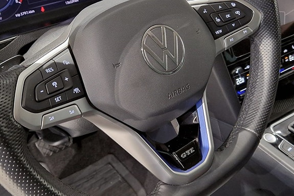 Volkswagen Passat 10 of 17
