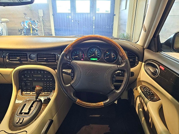 Jaguar XJR 9 of 19