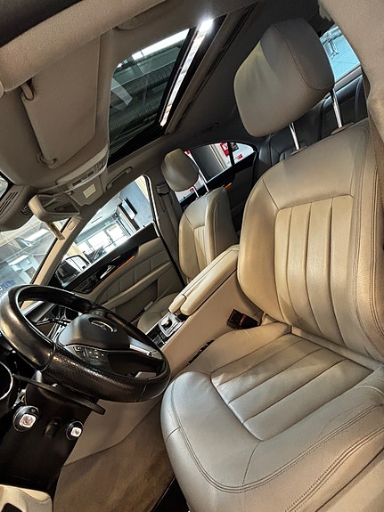 Mercedes-Benz CLS350 2 of 9