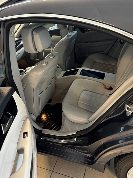 Mercedes-Benz CLS350 5 of 9
