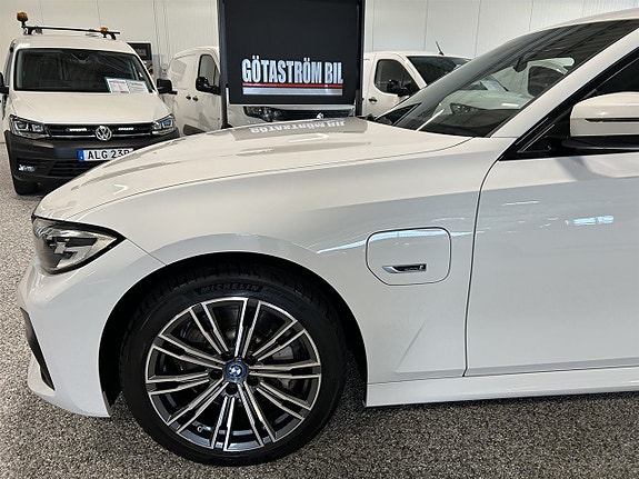 BMW 330e 10 of 27