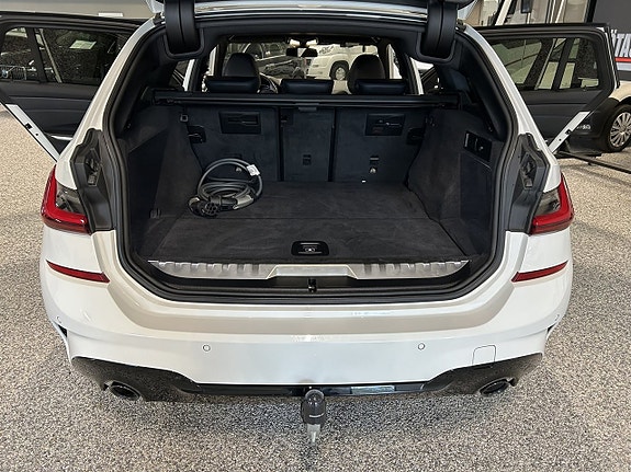 BMW 330e 16 of 27