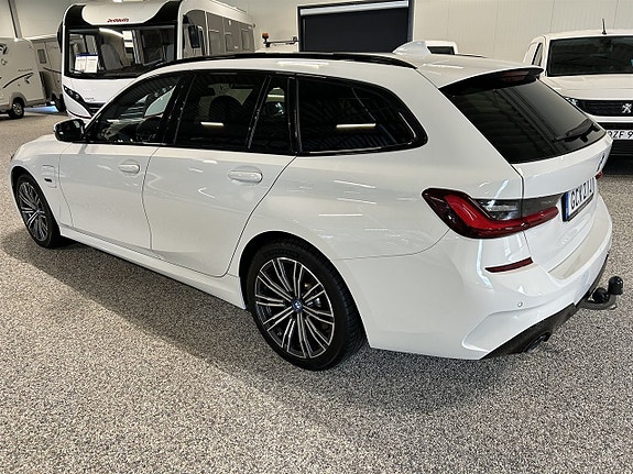 BMW 330e 2 of 27