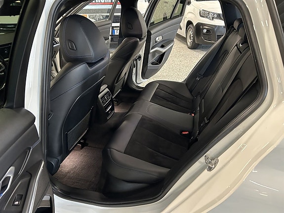 BMW 330e 15 of 27