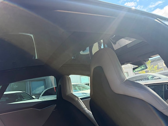 Tesla Model S 11 of 18