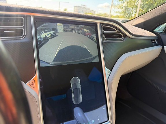 Tesla Model S 17 of 18