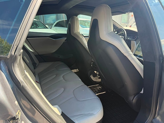 Tesla Model S 10 of 18