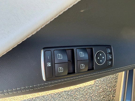 Tesla Model S 16 of 18