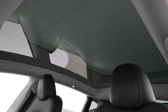 Tesla Model Y 24 of 27