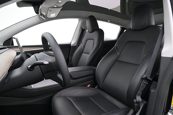 Tesla Model Y 9 of 27
