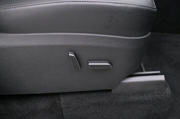 Tesla Model Y 13 of 27