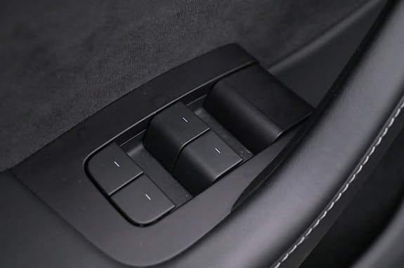 Tesla Model Y 10 of 27