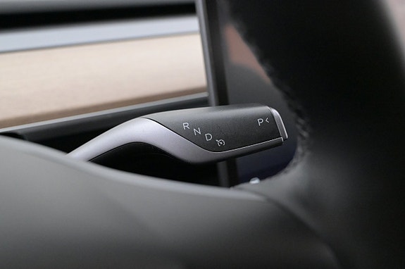 Tesla Model Y 8 of 27