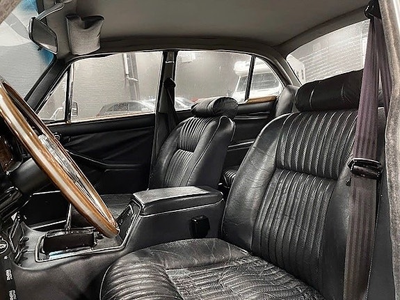 Jaguar XJ 4 of 5