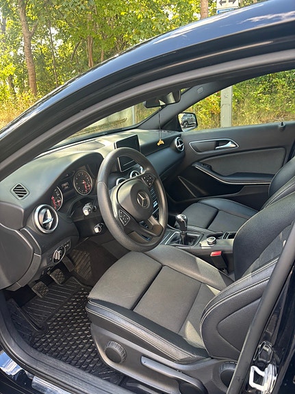 Mercedes-Benz A180 4 of 6