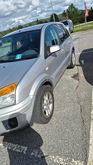 Ford Fusion 2 of 10