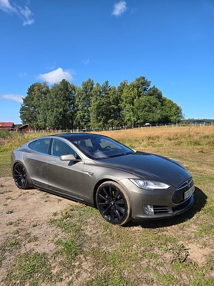 Tesla Model S 2 of 16