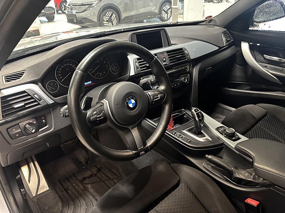 BMW 330i 2 of 11