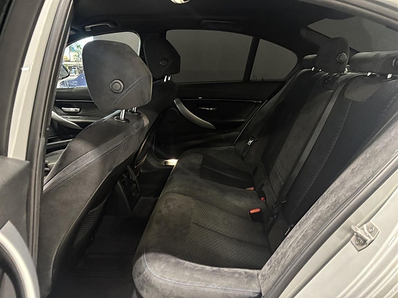BMW 330i 4 of 11