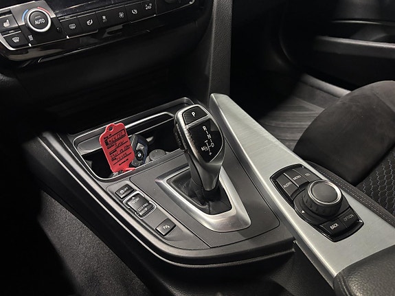 BMW 330i 5 of 11