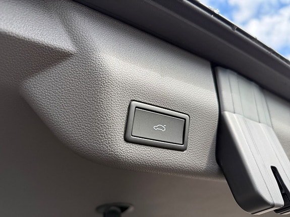 Volkswagen Multivan 17 of 25