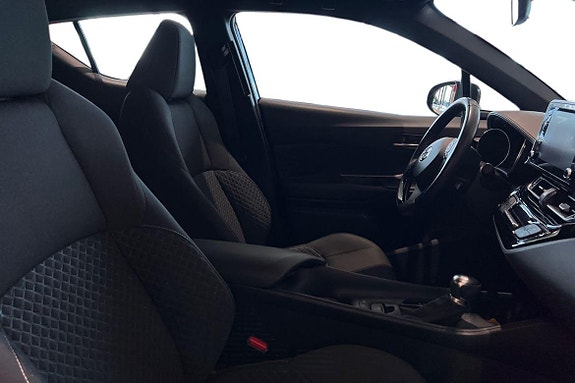 Toyota C-HR 14 of 30