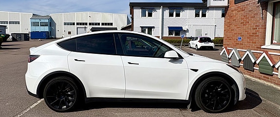 Tesla Model Y 3 of 4