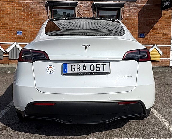 Tesla Model Y 4 of 4