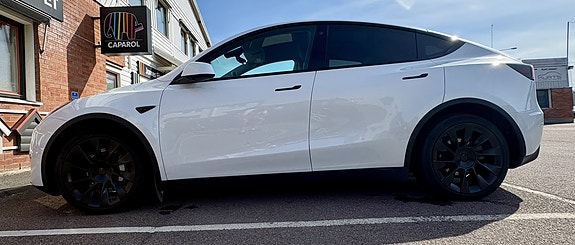 Tesla Model Y 2 of 4
