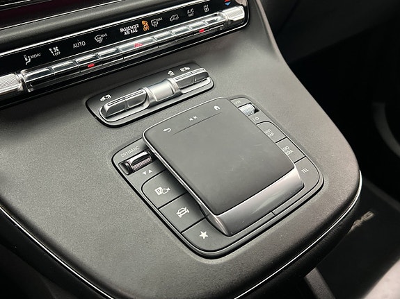 Mercedes-Benz V300 28 of 30
