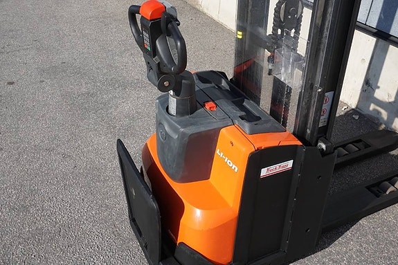 Toyota SWE120L 7 of 10