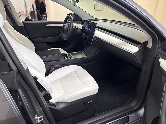 Tesla Model Y 7 of 9