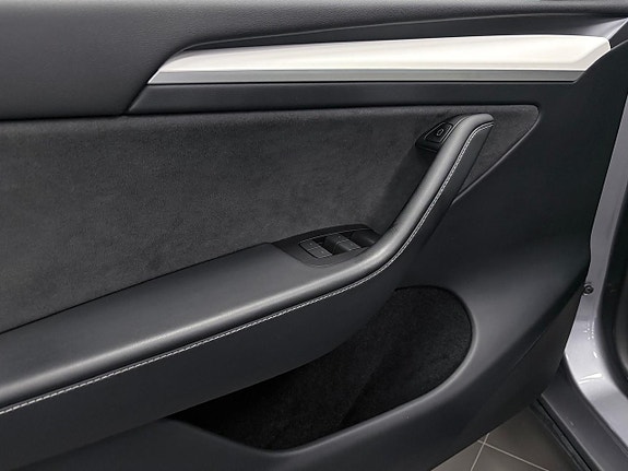 Tesla Model Y 15 of 17