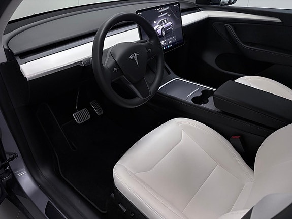 Tesla Model Y 9 of 17