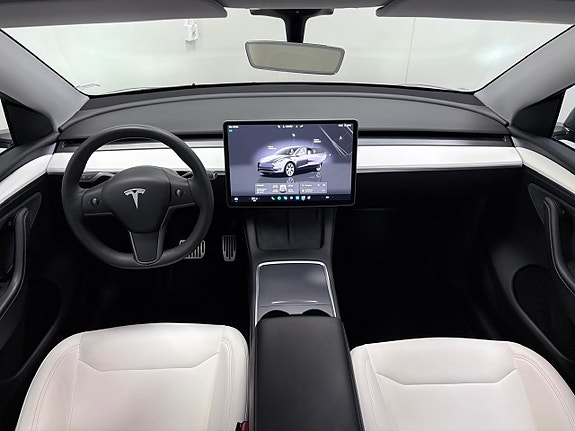 Tesla Model Y 11 of 17