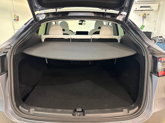 Tesla Model Y 9 of 9