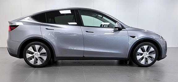 Tesla Model Y 5 of 17