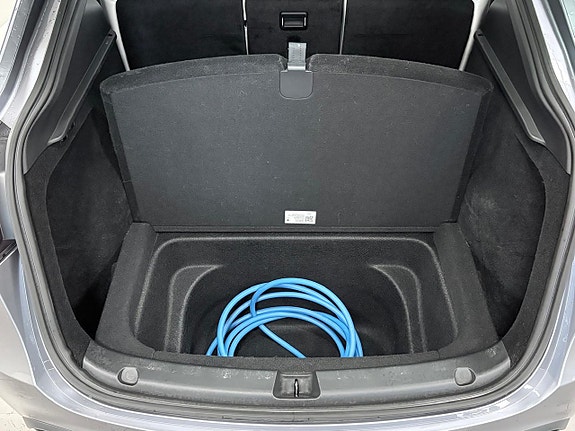 Tesla Model Y 16 of 17
