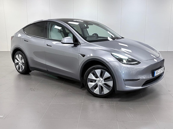 Tesla Model Y 3 of 17
