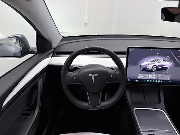 Tesla Model Y 12 of 17