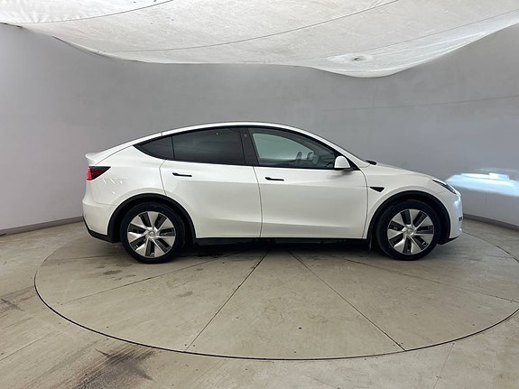 Tesla Model Y 4 of 5