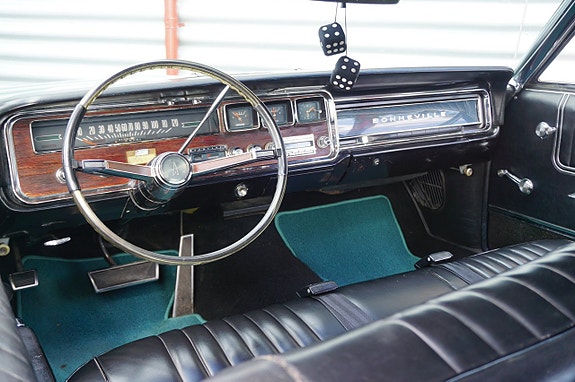 Pontiac Bonneville 16 of 26