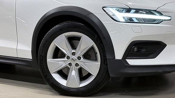 Volvo V60 Cross Country 8 of 20