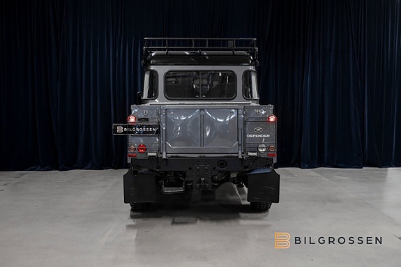Land Rover Defender 110 4 of 24