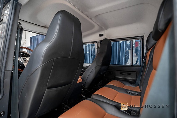 Land Rover Defender 110 21 of 24
