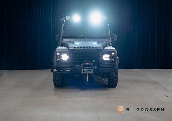 Land Rover Defender 110 8 of 24