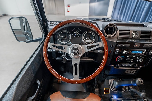 Land Rover Defender 110 23 of 24