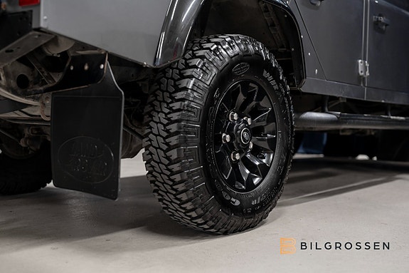 Land Rover Defender 110 16 of 24