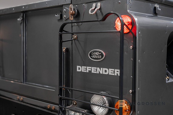 Land Rover Defender 110 15 of 24