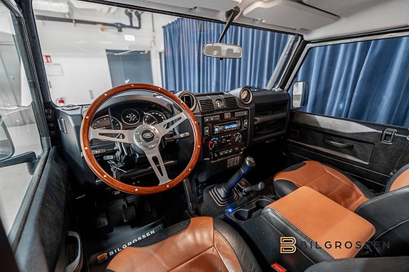 Land Rover Defender 110 18 of 24